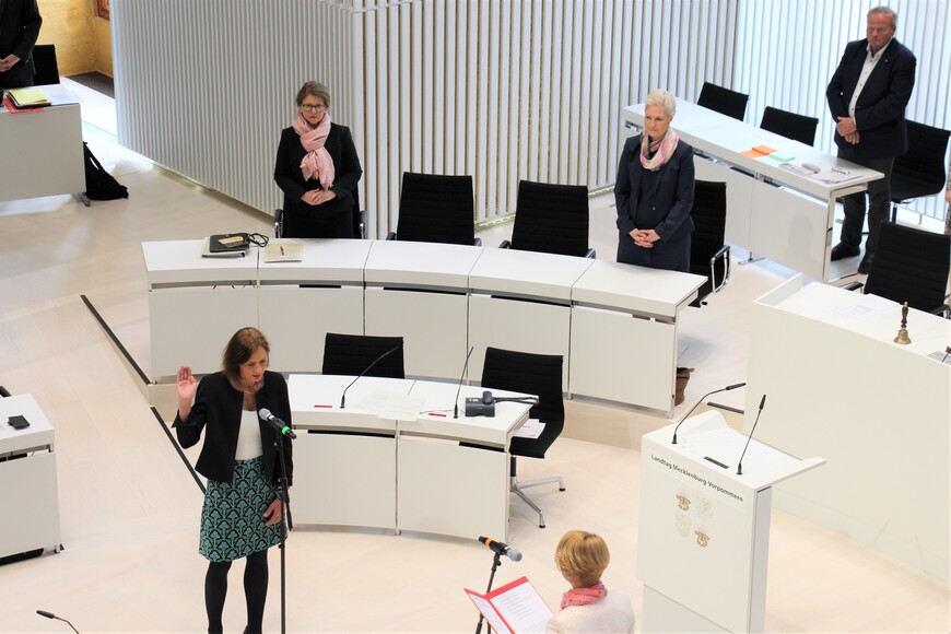 Die neue Präsidentin des Landesverfassungsgerichts Monika Köster-Flachsmeyer spricht im Landtag den Eid. 