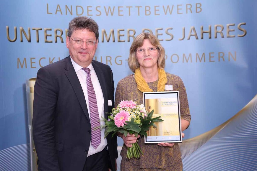 Finalistin „Fachkräftesicherung und Familienfreundlichkeit" Yvonne Osterkamp (Warnowquerung GmbH & Co. KG) mit Wirtschaftsminster Reinhard Meyer 