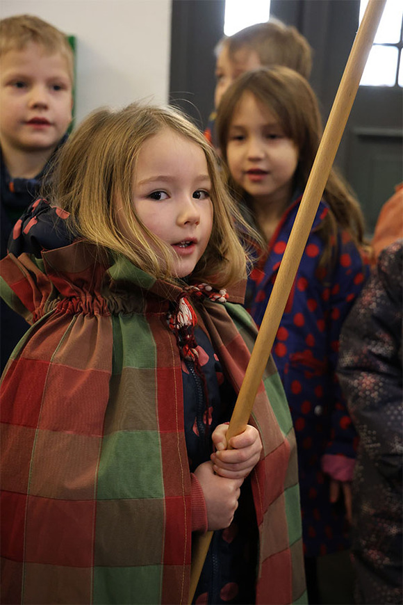 Die Kinder tragen gemeinsam Lieder und Gedichte vor. 