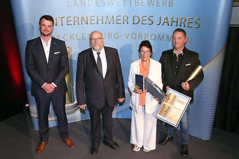 Thomas Metzke, Sparkasse Vorpommern; Wirtschaftsminister Harry Glawe; Gisela Schadwinkel und Frank Schadwinkel von der Seeperle Wismar 
