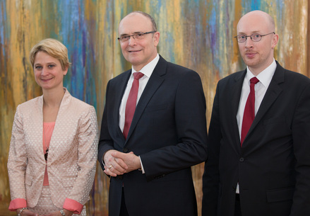 Ministerpräsident Erwin Sellering mit den neuen Kabinettsmitgliedern Birgit Hesse und Christian Pegel, Foto: Staatskanzlei