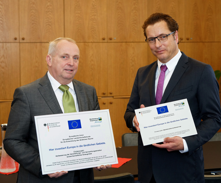 Minister Dr. Backhaus übergibt KLaus Rücker einen Fördermittelbescheid - Fotocredit: Ostsee-Molkerei Wismar GmbH