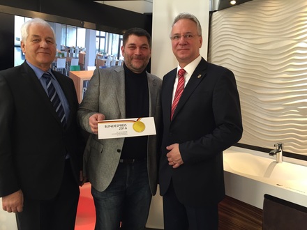 Riesenehrung auf der Internationalen Handwerksmesse in München - Preisträger des Bundespreises Handwerk & Design ist die Schweriner Firma Adolf Kuhlmann GmbH & Co.KG Einrichtungswerkstätten. Preisträger Andreas Kuhlmann (Mitte), Wirtschaftsstaatssekretär Dr. Stefan Rudolph (rechts), Präsident der Handwerkskammer Schwerin Peter Günther (links).
