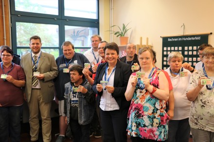 Sozialministerin Stefanie Drese überreichte heute in Schwerin an Beschäftigte der Dreescher Werkstätten gGmbH die ersten Ausweishüllen mit dem Aufdruck &bdquo;Schwer-in Ordnung-Ausweis&ldquo;.