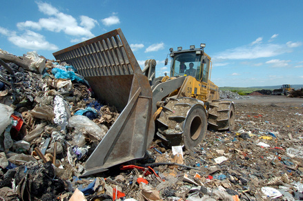 Bagger schiebt einen Müllbergzusammen, © Fotolia