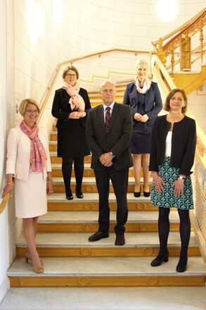 v.l.n.r. Landtagspräsidentin Birgit Hesse, Justizministerin Katy Hoffmeister, der ehemalige LVerfG-Präsident Burkhard Thiele, Ministerpräsidentin Manuela Schwesig, LVerG-Präsidentin Monika Köster-Flachsmeyer. Foto: JM