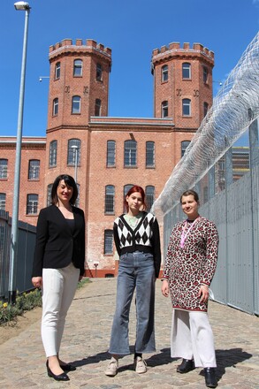 Justizministerin Jacqueline Bernhardt und Schweriner Schülerinnen in der JVA Bützow. Foto: JM