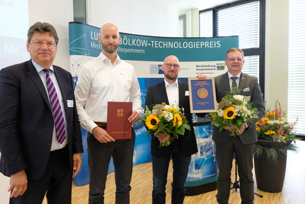 Wirtschaftsminister Reinhard Meyer (l.) bei der Preisverlehung (© WM)