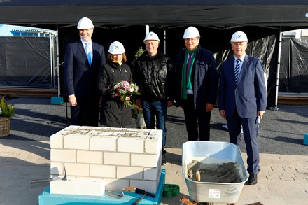 Wirtschaftsminister Reinhard Meyer (2.v.r.) bei der Grundsteinlegung zur Dock-Überdachung in Wolgast (© NVL Group/Peene-Werft)