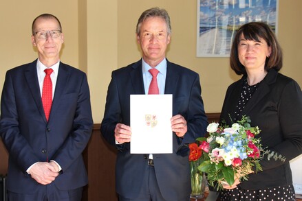 v.r.n.l.: Justizministerin Jacqueline Bernhardt, Neubrandenburgs Landgerichtspräsident Christian Möllenkamp, OLG-Präsident Kai-Uwe Theede. Foto: JM