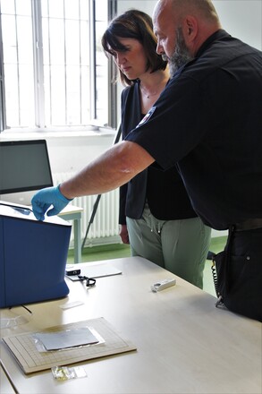 Justizministerin Jacqueline Bernhardt lässt sich in der JVA Bützow den Drogenscanner erklären. Foto: JM