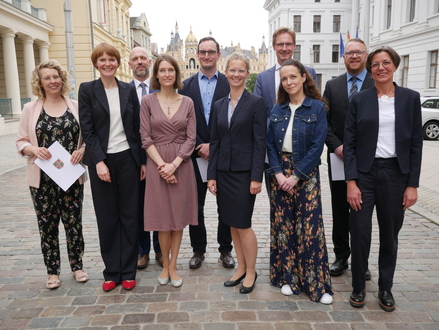 v.l.: Prof. Dr. phil. Dominique Rosenberg, Staatssekretärin Susanne Bowen, Prof. Dr. rer. nat. Tobias Brendel, Prof. Henja Frauke Ursula Semmler, Prof. Dr. rer. nat. Tobias Rösch, Prof. Dr. phil. Katja Zehbe, Prof. Dr. Dr. Adrian Schwarzer, Prof. Dr. Dr. Marie-Sandrine Sander, Prof. Dr.-Ing. Volker Kurt Scheuerle, Prof. Dr. phil. Stefanie Helena Kämper; Quelle WKM