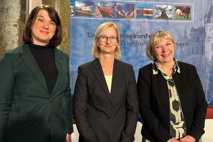 v.l.n.r.: Ministerin Jacqueline Bernhardt, Generalstaatsanwältin Christine Busse, Präsidentin des Finanzgerichts M-V Gabriele Janke