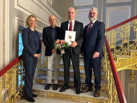v.l.n.r. Ministerialrätin Gloria Arndt, Staatssekretär Friedrich Straetmanns, Leiter des LaStar Dr. Ronny Werner, Ministerialdirigent Stephan Hagemann / Quelle: JM