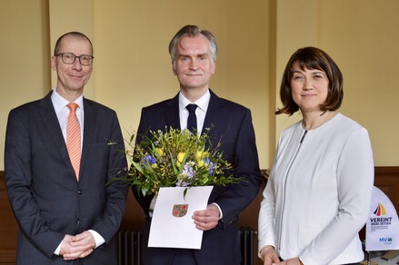 Justizministerin Jacqueline Bernhardt überreicht dem künftigen Präsidenten des Landgerichts Rostock Olaf Ulbrich die Versetzungsurkunde im Beisein von OLG-Präsident Theede. @JM
