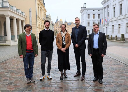 Das Foto zeigt v.l.: Junior-Prof. Dr. Roman Dubasevych, Dr.-Ing. Hendrik Christoph Jansen, Wissenschaftsministerin Bettina Martin, Prof. Dr. Andreas Schlundt, Prof. Dr. Thomas Kalinowski (Quelle: WKM MV)