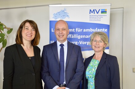 (v.l.n.r.) Ministerin Jacqueline Bernhardt, Leiter des LaStar M-V Dr. Ronny Werner, ehemalige Leiterin des LaStar M-V Ines Reimers