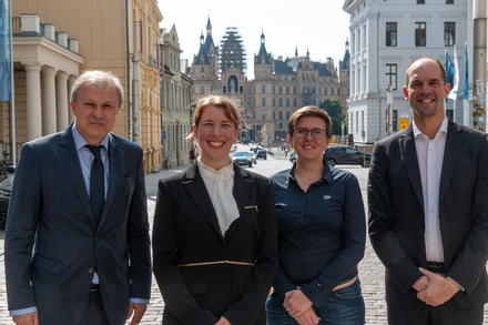 v.l. Abteilungsleiter im Wissenschaftsministerium Woldemar Venohr, Prof. Dr. habil. Berit Zeller-Plumhoff, Prof. Dr.-Ing. Jana Wilmers, Prof. Dr. phil. Tobias Müller