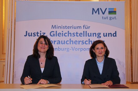 Die Ministerin für Justiz, Gleichstellung und Verbraucherschutz Jacqueline Bernhardt und die Unabhängige Bundesbeauftragte für Antidiskriminierung, Ferda Ataman, unterzeichnen die Absichtserklärung im Rahmen der &bdquo;Offensive für eine diskriminierungsfreie Gesellschaft&ldquo;. @JM