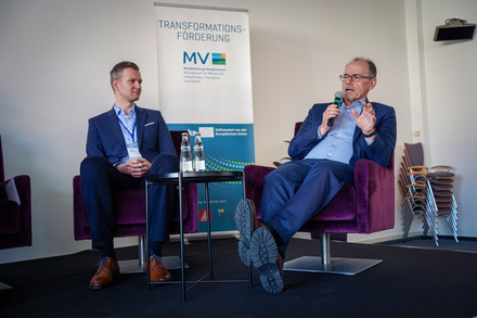 Wirtschaftsminister Dr. Wolfgang Blank (r.) stellt neue Transformationsrichtlinie des Landes vor (© WM)