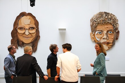 Kulturministerin Martin eröffnete zusammen mit dem Generalsekretär der KMK, Udo Michallik (l.), und dem Dekan und Studiendekan der Fakultät der Gestaltung der Hochschule Wismar, Prof. Dipl. Ing. Oliver Hantke und Prof. Stephan Schulz, die Ausstellung im KMK-Büro in Berlin. ©WKMMV/S.Scholz