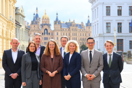 v.l.: Prof. Dr. phil. nat. Armin Dielforder, Prof. Dr. rer. nat. Ramona Hülsmann, Prof. Dr. rer. nat. Nikolai Siemens, Wissenschaftsministerin Bettina Martin, Prof. Dr. jur. Julius Buckler, Prof. Dr. rer. pol. Anke Bebensee, Prof. Dr. phil. habil. Giovanni Rubeis, Prof. Dr. jur. Daniel Wolff