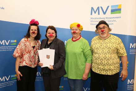 "Lachen ist die beste Medizin." Ministerin Drese empfing Klinikclowns aus Rostock und Schwerin.