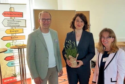 Verbraucherschutzministerin Jacqueline Bernhardt (Mitte) mit Simone Goetz und Stephan Tietz von der Verbraucherzentrale Mecklenburg-Vorpommern e.V. @JM