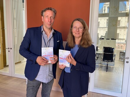 Dr. Robert Uhde und Wissenschaftsministerin Bettina Martin