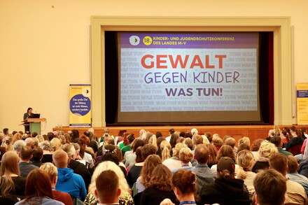 Mehr als 320 Expertinnen und Experten kamen in Güstrow zur Kinder- und Jugendschutzkonferenz zusammen, um die fachübergreifende Zusammenarbeit zu stärken.
