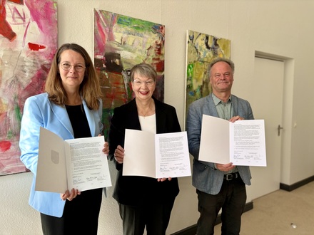 v.l. Ministerin Bettina Martin, Landesbischöfin Kristina Kühnbaum-Schmidt, Bischof im Sprengel Mecklenburg und Vorpommern Tilman Jeremias