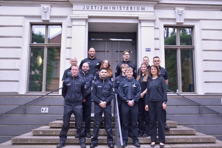 AVD-Anwärterinnen und -anwärter bei Justizministerin Jacqueline Bernhardt. @JM