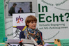 Staatssekretärin Bowen bei der Eröffnung der Ausstellung