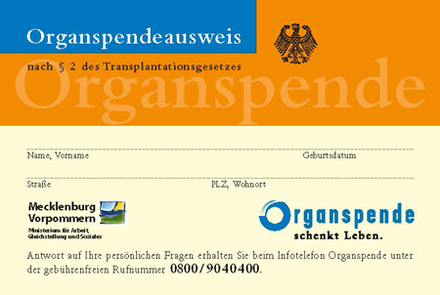 Ein Organspendeausweis hatte viele Vorteile: Er ermöglicht die Entscheidung für oder gegen eine Organspende klar und verbindlich festzuhalten, entlastet Angehörige und kann dazu beitragen, Leben zu retten.