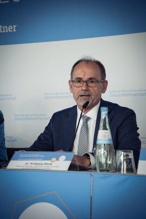 Minister Dr. Wolfgang Blank bei der heutigen Pressekonferenz zur 20. Nationalen Branchenkonferenz Gesundheitswirtschaft in Rostock. Fotocredit: Wirtschaftsministerium MV