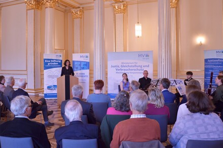 Justizministerin Jacqueline Bernhardt bei ihrem Grußwort auf dem Neustiftertreffen im Goldenen Saal in Schwerin. @JM
