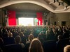 Gebannt verfolgten rund 400 Grundschülerinnen und -schüler aus Wismar und Umgebung das Präventionsstück "Henrietta in Fructonia" des Kindertheaters.