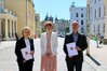 (v.l.) Prof. Dr. rer. nat. Claudia Wrozyna, Staatssekretärin Susanne Bowen und Jun.-Prof. Dr. rer. pol. Martin Siegel. ©WKMMV.RGM