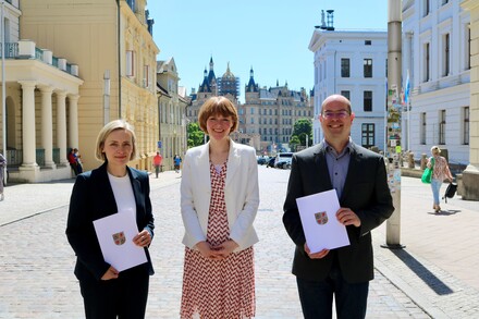 (v.l.) Prof. Dr. rer. nat. Claudia Wrozyna, Staatssekretärin Susanne Bowen und Jun.-Prof. Dr. rer. pol. Martin Siegel. ©WKMMV.RGM