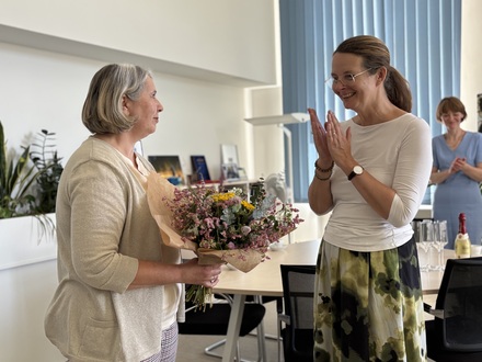 Kulturministerin Bettina Martin beglückwünscht Dr. Ramona Dornbusch zu ihrer Ernennung zur neuen LAKD-Direktorin.