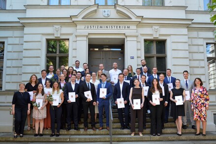 Justizministerin Jacqueline Bernhardt mit den Assessorinnen und Assessoren sowie Ausbilderinnen und Ausbildern. @JM