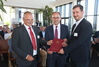 Wirtschaftsminister Dr. Wolfgang Blank (M.) überreicht Zuwendungsbescheid an Dr. Andreas Dikow (Aufsichtsrat REFA AG) und Prof. Dr. Jan Sender (Fraunhofer IGP Rostock) © Danny Gohlke