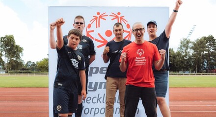 Bei den ersten MV-Landesspielen der Special Olympics messen sich bis Mittwoch mehr als 200 Athletinnen und Athleten mit geistiger und mehrfacher Beeinträchtigung in den Sportarten Basketball, Boccia, Fußball, Leichtathletik und Schwimmen.