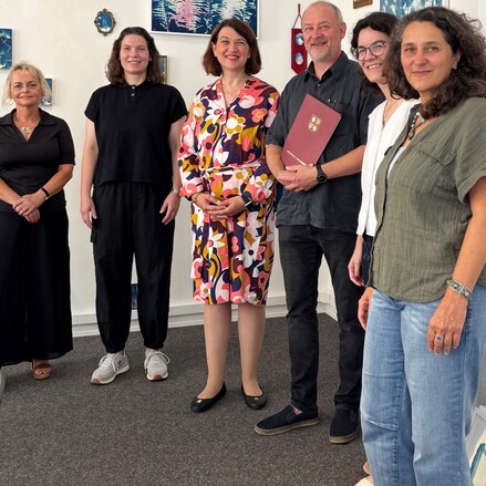 Gleichstellungsministerin Jacqueline Bernhardt (Mitte) übergibt im KUNSTraum Schwerin den Zuwendungsbescheid für das Projekt mentorinKUNST. @JM