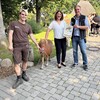 Ministerin Jacqueline Bernhardt mit Zoo-Direktor Dr. Tim Schikora, Tierpflege-Azubi Marian Münder, der Pony Eggi hält. @JM