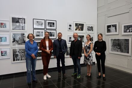 (v.l.) Kuratorin Dr. Elke Pretzel begrüßte Kulturministerin Bettina Martin gemeinsam mit Oberbürgermeister Nico Klose, Kulturabteilungsleiter Birger Maßmann, Museumspädagogin Sophie Diestel und der neuen Leiterin der Kunstsammlung, Dr. Ulrike Pennewitz. © R.Gerlach-March