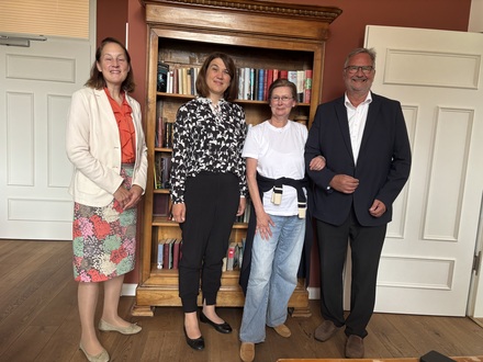 Ministerin Jacqueline Bernhardt (2.v.l.) bei ihrem Besuch im Schloss Bernstorf