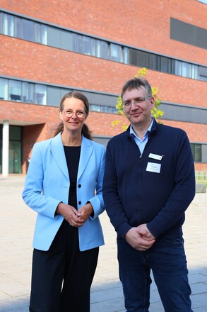 Ministerin Bettina Martin bei der Mensatagung der Deutschen Studierendenwerke in Rostock gemeinsam mit Kai Hörig, Geschäftsführung der Studierendenwerke Rostock und Wismar.