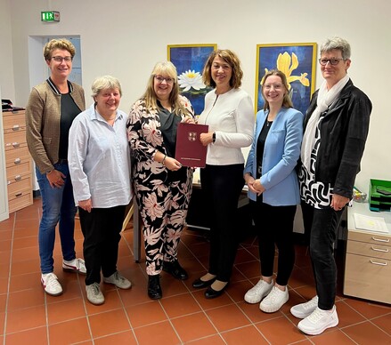 v.l.n.r.: die Landesbeauftragte für Frauen und Gleichstellung Wenke Brüdgam, die Vereinsvorsitzende Karin Wien, die Leiterin des Frauenschutzhauses Güstrow Jacqueline Garske, Ministerin Jacqueline Bernhardt, Mitarbeiterin Michelle Stübe und die Schatzmeisterin des Vereins Siegrun Schippmann,
