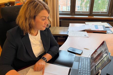 Ministerin Jacqueline Bernhardt spricht per Videoschalte mit MdEP Sabrina Repp. @JM